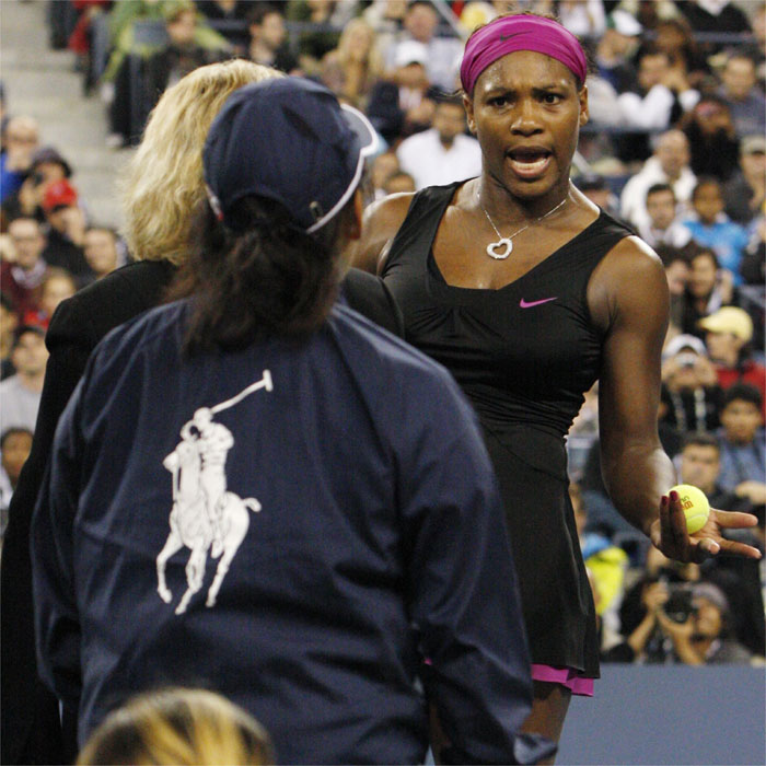 Serena Williams amenaza a una juez de línea y acaba descalificada
