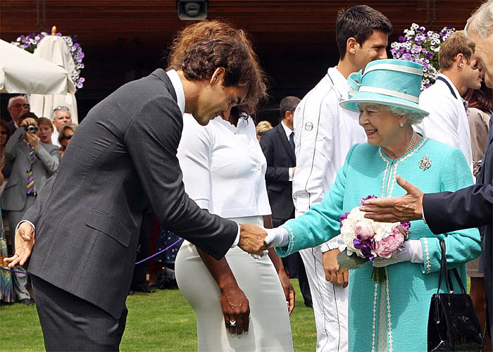 La Reina Isabel II pisa Wimbledon por primera vez en 33 años