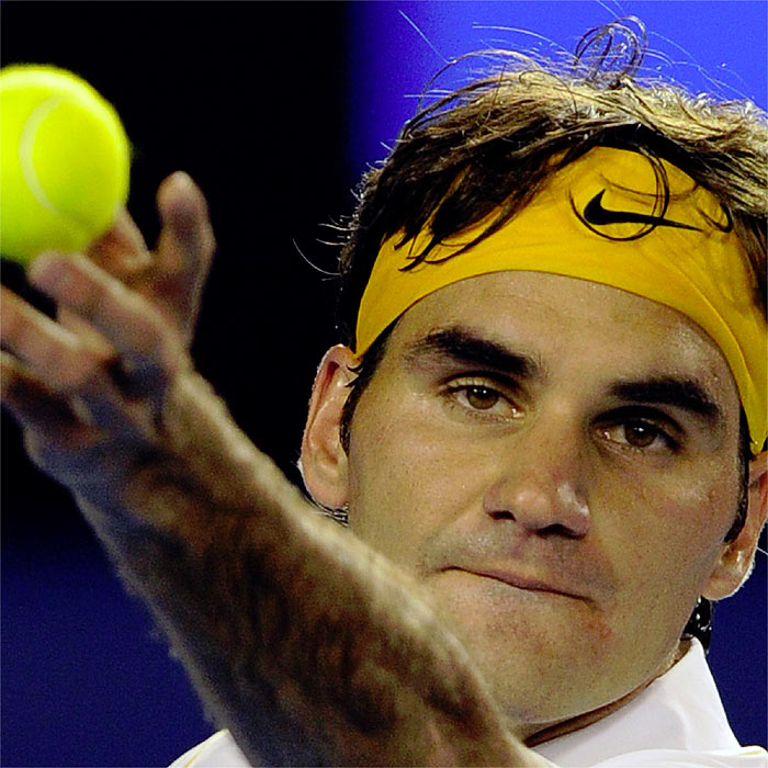 Federer sobrevive tras cinco sets ante Simon