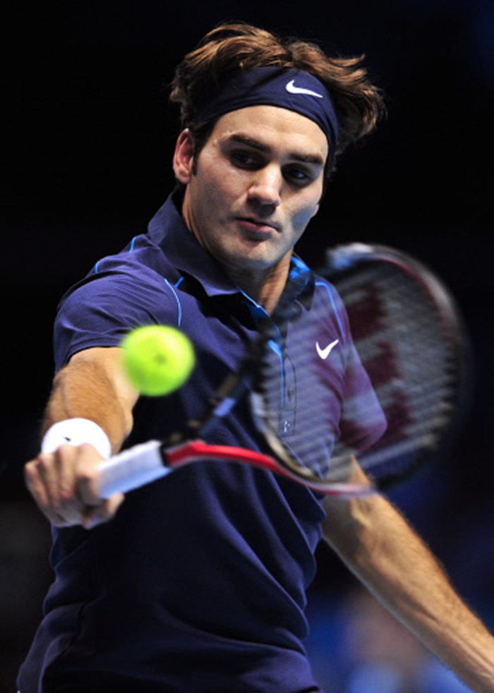 Federer saca de la pista a Rafa Nadal en dos sets