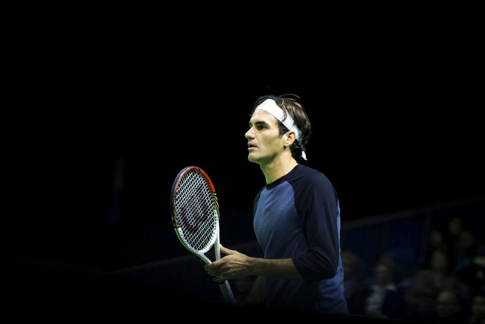 Federer lo hace fácil en su debut