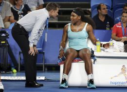 Serena Williams reacciona en Perth tras tomarse un café