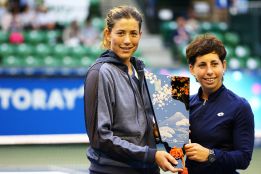 Muguruza y Carla Suárez ganan el título de dobles en Tokio