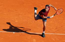 Federer regresa y vence sobrado a García López (6-3, 6-4)