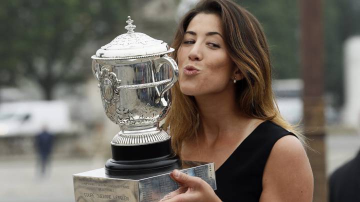 Muguruza up to second in world after French Open triumph