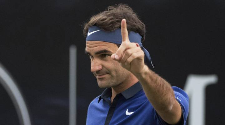 Federer vence a Fritz sufriendo y pasa a cuartos en Stuttgart