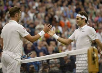 Roger Federer sweeps into Wimbledon fourth round