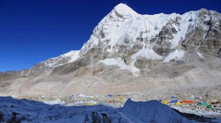 Prohíben escalar el Everest a dos indios durante 10 años