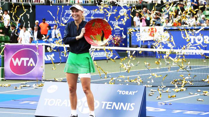 Wozniacki hace valer su experiencia y gana en Tokio