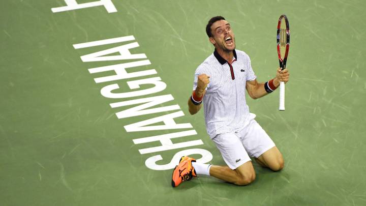 Roberto Bautista derrotó a Novak Djokovic por un doble 6-4 y jugará el domingo su primera final de Masters 1.000 ante Murray o Simon.