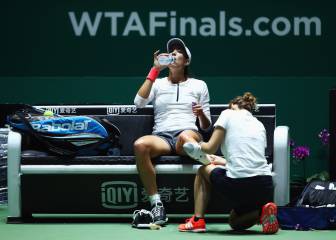 Muguruza aplazará el duelo con Sharapova por el tobillo