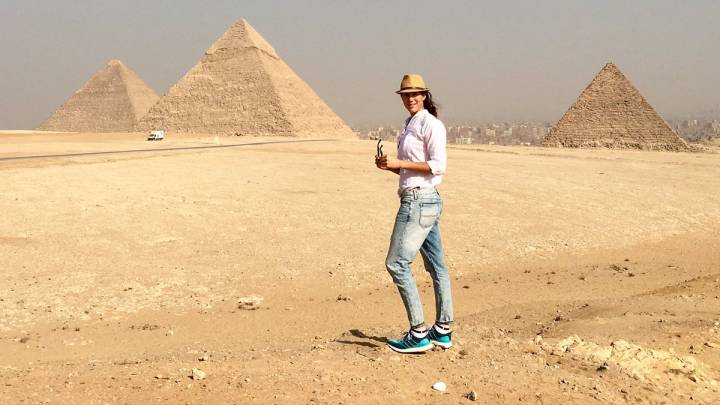 Garbiñe Muguruza posa con las pirámides de Egipto de fondo tras la conclusión de la temporada en el circuito de la WTA.