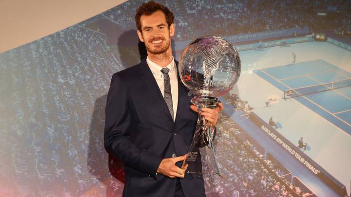 Andy Murray posa con el trofeo de número 1 del ranking ATP que se le entregó durante la cena previa a la Copa de Maestros celebrada en el Cutty Sark de Londres.