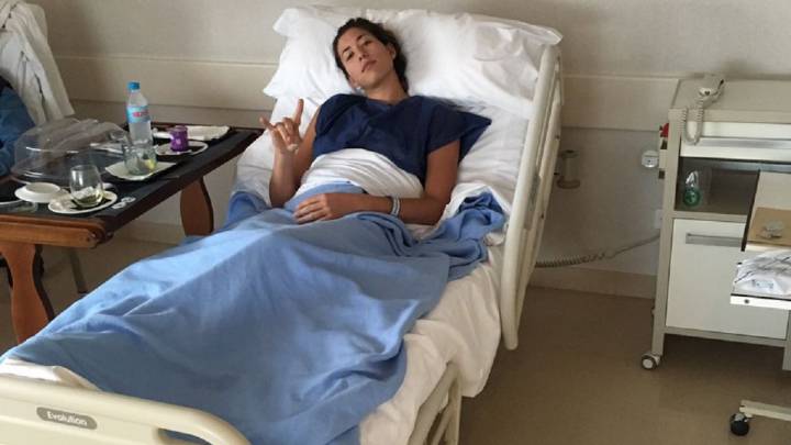 La tenista Garbiñe Muguruza posa en cama después del tratamiento que se ha hecho en los tobillos, que le han dado varios problemas en la temporada 2016.