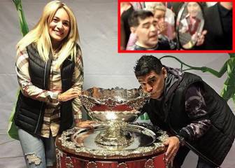 Del Potro le regaló una raqueta a Maradona, que besó la Copa