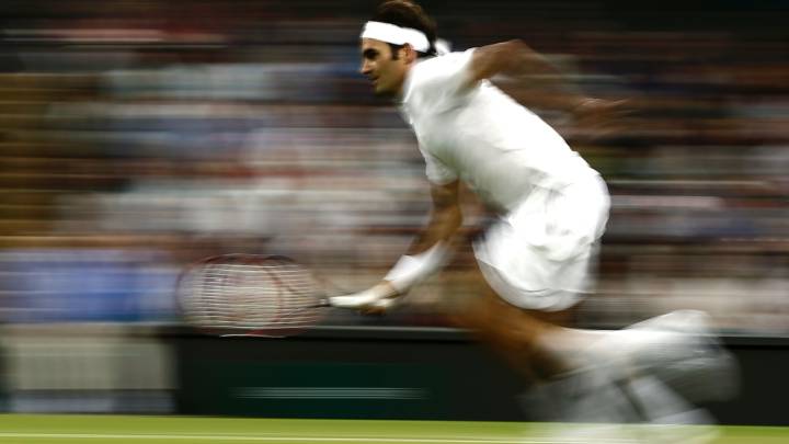 Roger Federer corre para devolver una bola a Daniel Evans durante su partido de tercera ronda de Wimbledon, el último torneo que ha disputado el tenista suizo hasta la fecha.