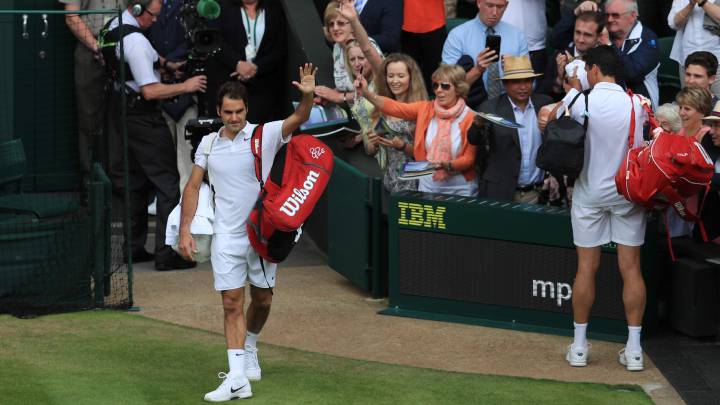 Roger Federer se despide de la afición tras caer ante Milos Raonic en las semifinales del torneo de Wimbledon.