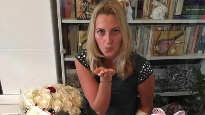 Petra Kvitova lanza besos a sus aficionados para desearles una Feliz Navidad después de ser asaltada en su casa la semana pasada.