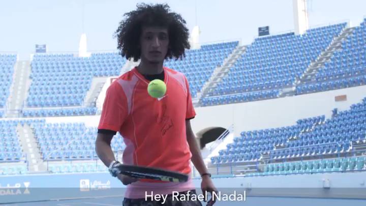 El futbolista de los Emiratos Árabes Omar Abdulrahman con la raqueta y la camiseta de Rafa Nadal en un anuncio de promoción del Mubadala Tennis.