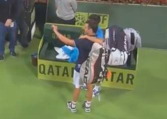 La imagen: Zeballos cae con Djokovic y le pide una 'selfie'