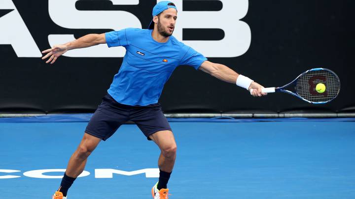 Feliciano López devuelve una bola a Michael Venus durante su partido en el Torneo de Auckland.