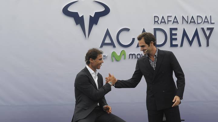Rafa Nadal y Roger Federer se saludan en la presentación de la Rafa Nadal Academy el pasado mes de octubre en Mallorca.