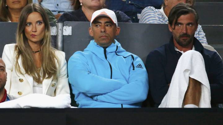 Goran Ivanisevic observa un partido de su pupilo Tomas Berdych en el Abierto de Australia junto a la esposa del tenista, la modelo Ester Satorova.