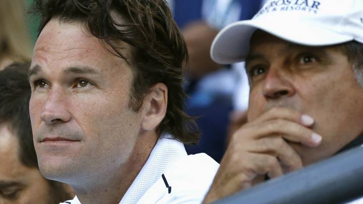 Carlos Moyá observa junto a Toni Nadal el encuentro de cuartos de final del Open de Australia entre su pupilo Rafa Nadal y el canadiense Milos Raonic.