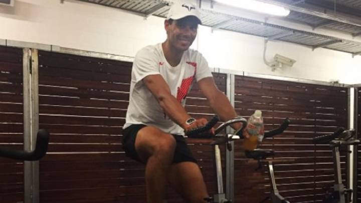 Rafa Nadal hace bicicleta durante una sesión de recuperación tras un partido en el Open de Australia.