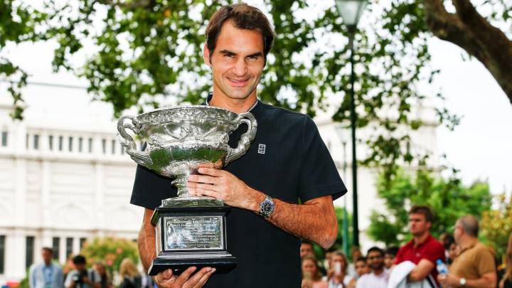 Roger Federer posa con la Copa Norman Brookes tras ganar el Open de Australian.