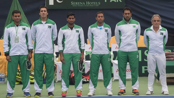 El equipo de Copa Davis de Pakistán escucha su himno nacional antes de la eliminatoria que les mide ante Irán en Islamabad.