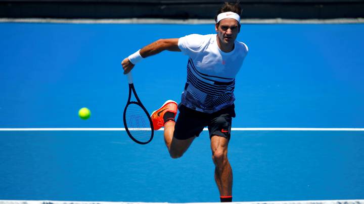 Roger Federer golpea una bola durante un entrenamiento previo al Open de Australia.