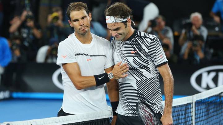 Rafa Nadal y Roger Federer se saludan al término de la final del Open de Australia.
