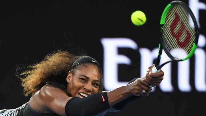 Serena Williams devuelve una bola durante la final del Open de Australia 2017 ante su hermana Venus Williams.