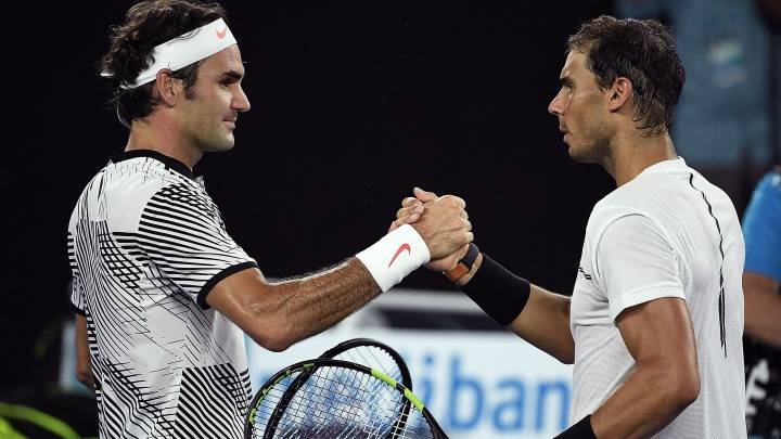 Roger Federer y Rafael Nadal se saludan al término de la final del Abierto de Australia 2017, el último enfrentamiento entre ambos tenistas.