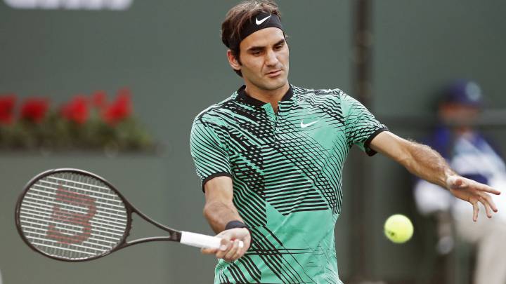 El tenista suizo Roger Federer devuelve una bola al estadounidense Steve Johnson durante un partido del torneo Indian Wells.