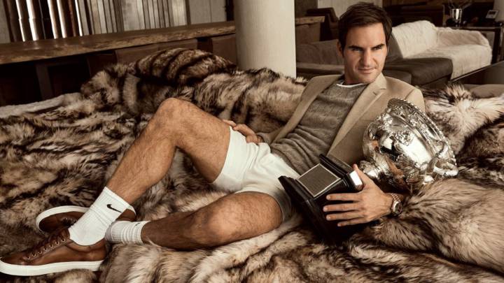 Roger Federer posa con el trofeo de ganador del Open de Australia 2017 en su casa de los Alpes durante una entrevista para la revista GQ.