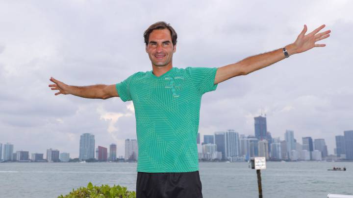 Roger Federer posa con alegría para los fotográfos tras lograr el título en el Masters 1.000 de Miami después de batir en la final a Rafa Nadal.