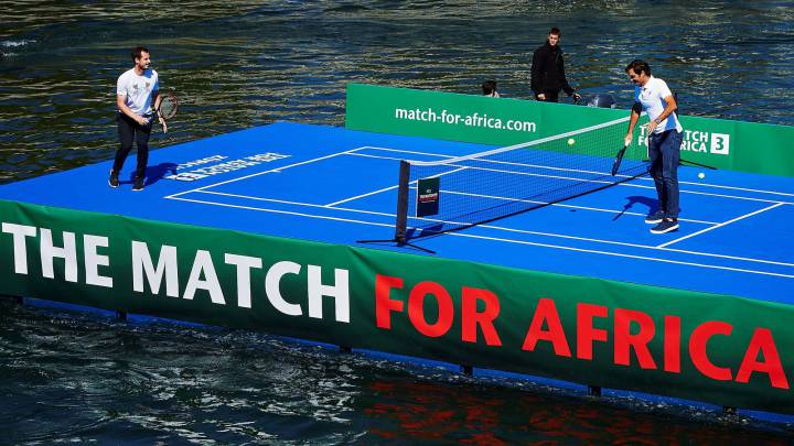 Federer y Murray 'se entrenan' flotando en el río de Zúrich