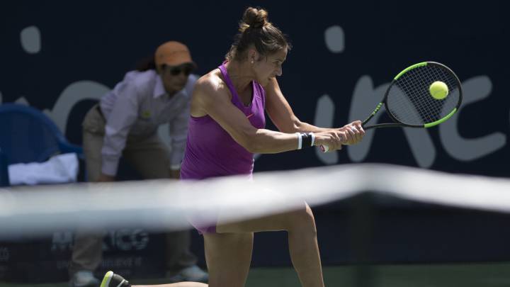 La tenista española Sara Sorribes Tormo devuelve una bola a la española Carla Suárez Navarro durante el pasado Abierto de Tenis de Monterrey.