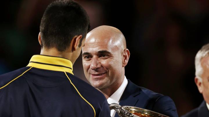 André Agassi le entrega a Novak Djokovic el Trofeo Norman Brookes tras ganar a Andy Murray en la final del Open de Australia 2013.