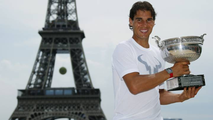 Rafael Nadal posa delante de la Torre Eiffel de París con el título de campeón de Roland Garros de 2014.