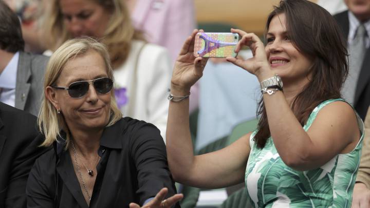 Martina Navratilova posa junto a su esposa Julia Lemigova durante la final de Wimbledon de 2016.