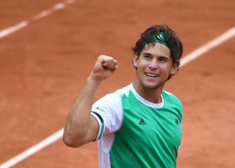 Thiem arrasa a Djokovic