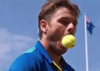 Wawrinka, desbordado: muerde la pelota por desesperación