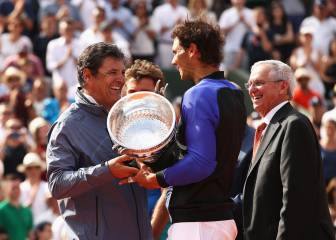 Nadal se llevará por fin a casa la Copa... y se la entregó Toni