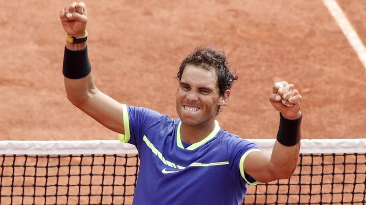 Rafael Nadal celebra su victoria en la final de Roland Garros ante Stan Wawrinka, que supone su décimo título sobre la arcilla de París.