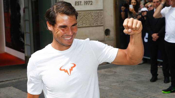 Rafa Nadal posa durante un acto promocional en la Nike Store de los Campos Elíseos tras proclamarse ganador de Roland Garros por décima vez.