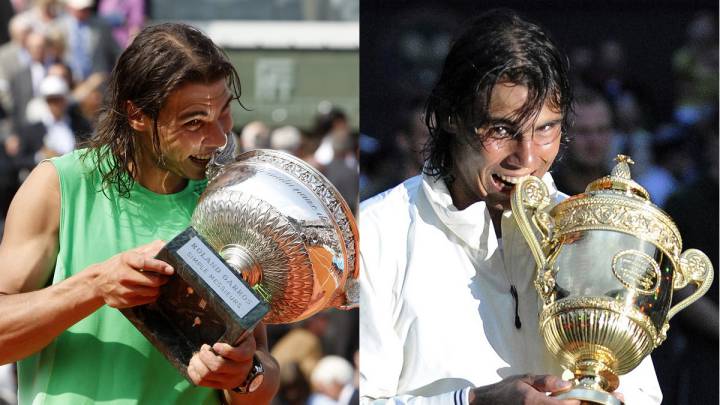 Rafa Nadal muerde los trofeos de campeón de Roland Garros y Wimbledon de 2008.