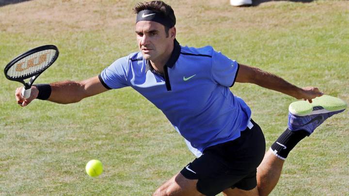 El tenista suizo Roger Federer, devuelve la bola al alemán Tommy Haas, durante su partido de segunda ronda del torneo de tenis de Stuttgart (Alemania).